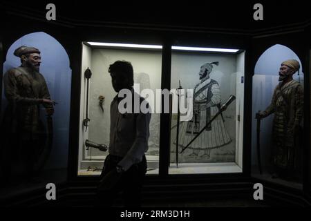 Bildnummer: 60143555  Datum: 17.07.2013  Copyright: imago/Xinhua (130717) -- MUMBAI, July 17, 2013 (Xinhua) -- A visitor walks at the arms and amour gallery in the Chhatrapati Shivaji Maharaj Vastu Sangrahalaya (CSMVS) in Mumbai, India, July 17, 2013. The CSMVS, formerly Prince of Wales Museum of Western India, is the largest and most well known museum in Mumbai. Its collection comprises not only various forms of art from India, China, Nepal, Japan as well as Europe, but also many specimens of Indian natural history, which reflects the different cultures in different historical times of India. Stock Photo