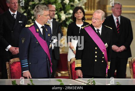 Bildnummer: 60168361 Datum: 21.07.2013 Copyright: imago/Xinhua (130721) -- BRÜSSEL, 21. Juli 2013 (Xinhua) -- Belgiens König Albert II. (R, Front) betrachtet Prinz Philippe während der Abdankungszeremonie im Königlichen Palast in Brüssel, der Hauptstadt Belgiens, am 21. Juli 2013, dem Nationalfeiertag des Landes. (Xinhua/YE Pingfan)(xzj) BELGIUM-BRUSSELS PUBLICATIONxNOTxINxCHN People Entertainment Adel Königshaus Belgien Amtswechsel Thronfolge Abdankung Thronwechsel Brüssel xdp x1x 2013 quer premiumd o0 Familie, privat, Vater, Eltern, Kind, Sohn 60168361 Datum 21 07 2013 Copyright Imago XINHUA br Stockfoto