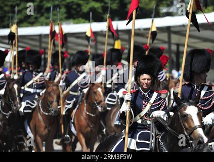 Bildnummer: 60169691 Datum: 21.07.2013 Copyright: imago/Xinhua Eine belgische königliche Kavallerie reitet vor dem Königlichen Palast mit ihren Gefährten während der Abdankungszeremonie in Brüssel, der Hauptstadt Belgiens, am 21. Juli 2013, dem Nationalfeiertag des Landes. PrincePhilippe wurde am Sonntag, nachdem sein Vater AlbertII. Abdankte, als siebter König Belgiens vor dem parlament vereidigt. (Xinhua/YE Pingfan)(xzj) BELGIEN-BRÜSSEL-KAVALLERIE ESCORT PUBLICATIONxNOTxINxCHN Gesellschaft Adel Königshaus Belgien Thronfolge Thronwechsel xjh x1x 2013 quer 60169691 Datum 21 07 2013 Copyright Imago XINHUA A Belgian Royal Rides Stockfoto