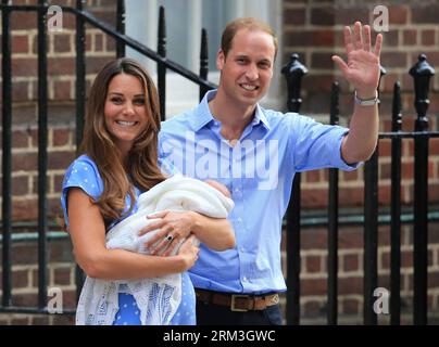 Bildnummer: 60178823  Datum: 23.07.2013  Copyright: imago/Xinhua (130723) -- LONDON, July 23, 2013 (Xinhua) -- Prince William waves to the public as his wife Catherine, Duchess of Cambridge, holds their baby outside the Lindo Wing of St Mary s Hospital, in central London, July 23, 2013. Britain s Duchess of Cambridge Kate gave birth to a boy Monday afternoon. (Xinhua/Yin Gang) UK-LONDON-ROYAL BABY PUBLICATIONxNOTxINxCHN People Entertainment Adel Königshaus Kate William Prinz GBR London Krankenhaus Familie privat Geburt xdp x0x 2013 quer Aufmacher premiumd o0 Middleton o0 Prinz William Mountbat Stock Photo