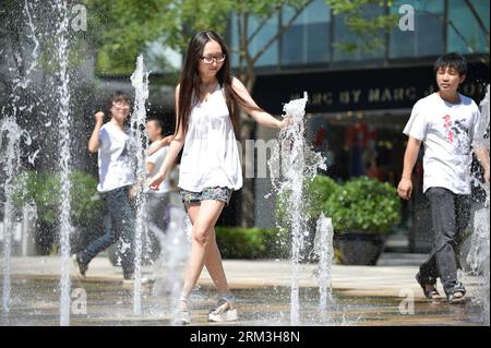 Bildnummer: 60179951  Datum: 24.07.2013  Copyright: imago/Xinhua (130724) -- BEIJING, July 24, 2013 (Xinhua) -- A young woman cools off in a fountain in Beijing, capital of China, July 24, 2013. A heat wave hit Beijing on Wednesday, with the highest temperature reaching 36 degrees Celsius. (Xinhua/Li Xin) (ry) CHINA-BEIJING-HEAT WAVE (CN) PUBLICATIONxNOTxINxCHN Gesellschaft Fontäne Wasserfontäne Sommer Hitze x0x xsk 2013 quer      60179951 Date 24 07 2013 Copyright Imago XINHUA  Beijing July 24 2013 XINHUA a Young Woman Cools off in a Fountain in Beijing Capital of China July 24 2013 a Heat Wa Stock Photo