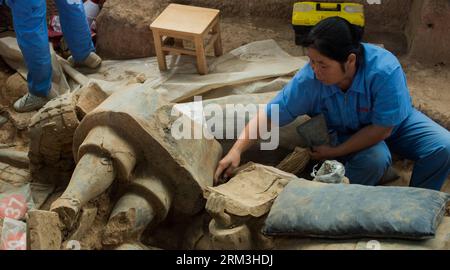 Bildnummer: 60181238  Datum: 18.07.2013  Copyright: imago/Xinhua XI AN, July 18, 2013 -- An archeological worker cleans pieces of excavated terracotta warriors at the Emperor Qinshihuang s Mausoleum Site Museum in Xi an, capital of northwest China s Shaanxi Province, July 18, 2013. The 2,200-year-old mausoleum was discovered in Lintong District, 35 km east of Xi an, in 1974 by peasants who were digging a well. The Chinese terracotta army buried around the mausoleum was one of the greatest archeological finds of modern times. (Xinhua/Xue Yanwen) (wqq) CHINA-SHAANXI-TERRACOTTA WARRIOR-REPAIR WOR Stock Photo