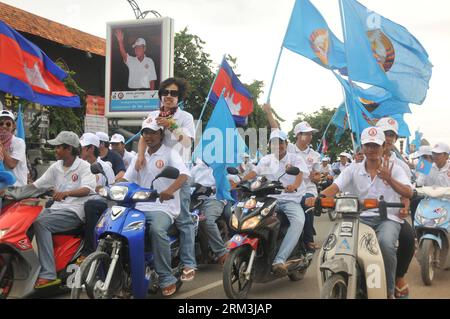 Bildnummer: 60207478 Datum: 26.07.2013 Copyright: imago/Xinhua (130726) -- PHNOM PENH, 26. Juli 2013 -- Unterstützer der Kambodschanischen Volkspartei nehmen an einer Wahlkampagne in Phnom Penh, Kambodscha, 26. Juli 2013 Teil. Eine monatelange Wahlkampagne für die Parlamentswahlen im Juli 28 endete am Freitag. Acht politische Parteien konkurrieren an den Parlamentswahlen, an diesem Sonntag finden rund 9,67 Millionen Wahlberechtigte statt. (Xinhua/Li Hong) (lyx) KAMBODSCHA-PHNOM PENH-BUNDESTAGSWAHLKAMPF PUBLICATIONxNOTxINxCHN Gesellschaft x2x xkg 2013 quer o0 Politik Wahlkampf wahlen parlamentswahlen 6020747 Stockfoto