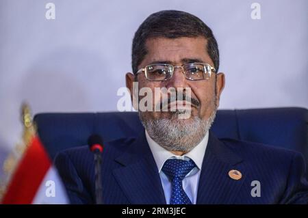 (130726) -- CAIRO, Feb. 6, 2013 (Xinhua) -- File photo taken on Feb. 6, 2013 in Cairo, Egypt, shows Egypt s then President Mohamed Morsi during the summit of the 56-member Organization of Islamic Cooperation (OIC). A top Egyptian court has ordered the detention of ousted Islamist-oriented President Mohamed Morsi for 15 days for investigations over charges of spying and jailbreak, official media reported on Friday July 26. (Xinhua/Li Muzi)(zhf) EGYPT-MORSI-DETENTION PUBLICATIONxNOTxINxCHN Stockfoto