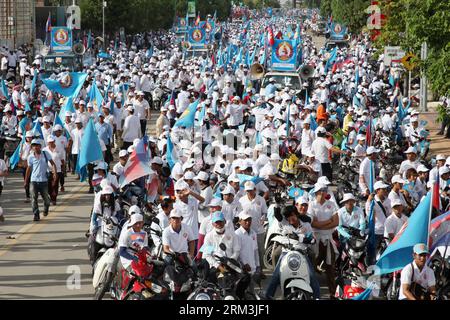 Bildnummer: 60210941 Datum: 26.07.2013 Copyright: imago/Xinhua (130726) -- PHNOM PENH, 26. Juli 2013 -- Unterstützer der Kambodschanischen Volkspartei nehmen an einer Wahlkampagne in Phnom Penh, Kambodscha, 26. Juli 2013 Teil. Die fünfte Parlamentswahl in Kambodscha ist für den Start am Sonntag bereit, sagte ein Beamter des Nationalen Wahlausschusses (NEC) am Freitag. (Xinhua/Phearum) KAMBODSCHA-PHNOM PENH-WAHLKAMPF PUBLICATIONxNOTxINxCHN Politik Demo Premiere x0x xmb 2013 quer 60210941 Datum 26 07 2013 Copyright Imago XINHUA Phnom Penh Juli 26 2013 Unterstützer der kambodschanischen Prominenten S Par Stockfoto