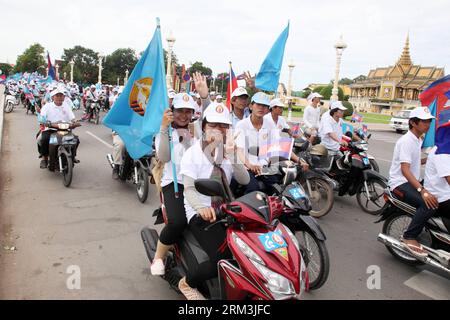 Bildnummer: 60210940 Datum: 26.07.2013 Copyright: imago/Xinhua (130726) -- PHNOM PENH, 26. Juli 2013 -- Unterstützer der regierenden Kambodschanischen Volkspartei nehmen am Wahlkampf in Phnom Penh, Kambodscha, 26. Juli 2013 Teil. Die fünfte Parlamentswahl in Kambodscha ist für den Start am Sonntag bereit, sagte ein Beamter des Nationalen Wahlausschusses (NEC) am Freitag. (Xinhua/Phearum) KAMBODSCHA-PHNOM PENH-WAHLKAMPF PUBLICATIONxNOTxINxCHN Politik Demo Premiere x0x xmb 2013 quer 60210940 Datum 26 07 2013 Copyright Imago XINHUA Phnom Penh Juli 26 2013 Unterstützer der herrschenden kambodschanischen CEL Stockfoto