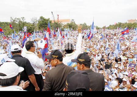 Bildnummer: 60210939  Datum: 26.07.2013  Copyright: imago/Xinhua (130726) -- PHNOM PENH, July 26, 2013 (Xinhua) -- Supporters of the Cambodia s opposition Party -- National Rescue Party attend a campaign rally at the Freedom Park in Phnom Penh, Cambodia, July 26, 2013. Cambodia s fifth parliamentary elections are ready to kick off on Sunday, a National Election Committee (NEC) official said Friday. (Xinhua/Sovannara) CAMBODIA-PHNOM PENH-PARLIAMENTARY ELECTION-CAMPAIGN PUBLICATIONxNOTxINxCHN Politik Demo premiumd x0x xmb 2013 quer      60210939 Date 26 07 2013 Copyright Imago XINHUA  Phnom Penh Stock Photo