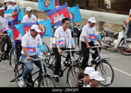 Bildnummer: 60210944 Datum: 26.07.2013 Copyright: imago/Xinhua (130726) -- PHNOM PENH, 26. Juli 2013 -- Unterstützer der Kambodschanischen Volkspartei nehmen an einer Wahlkampagne in Phnom Penh, Kambodscha, 26. Juli 2013 Teil. Die fünfte Parlamentswahl in Kambodscha ist für den Start am Sonntag bereit, sagte ein Beamter des Nationalen Wahlausschusses (NEC) am Freitag. (Xinhua/Phearum) KAMBODSCHA-PHNOM PENH-WAHLKAMPF PUBLICATIONxNOTxINxCHN Politik Demo Premiere x0x xmb 2013 quer 60210944 Datum 26 07 2013 Copyright Imago XINHUA Phnom Penh Juli 26 2013 Unterstützer der kambodschanischen Prominenten S Par Stockfoto