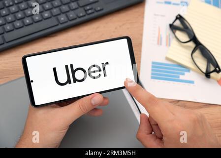 WROCLAW, POLEN - 24. AUG 2023: Uber Taxi and Sharing Economy Service wird in Wroclaw häufig als städtischer Nahverkehr genutzt Stockfoto