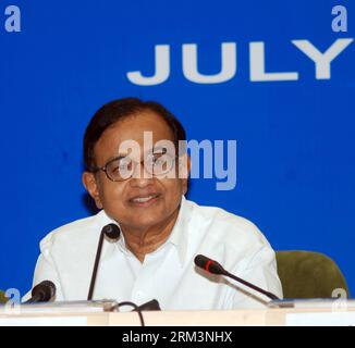 Bildnummer: 60268941 Datum: 01.08.2013 Copyright: imago/Xinhua der indische Finanzminister P. Chidambaram spricht am 31. Juli 2013 auf einer Pressekonferenz in Neu-Delhi, der indischen Hauptstadt. Der indische Finanzminister P. Chidambaram sagte am Mittwoch, dass sein Land seine Wirtschaft weiter liberalisieren werde, um mehr ausländische Investitionen anzuziehen, einschließlich des lukrativen Einzelhandelssektors, der bislang praktisch für ausländische Investoren geschlossen wurde. (Xinhua) (syq) INDIEN-NEU-DELHI-FINANZMINISTER PUBLICATIONxNOTxINxCHN People Politik Porträt xns x0x 2013 Quadrat Premiumd 60268941 Datum 01 08 2013 Copyright Imago XINHUAI. Stockfoto