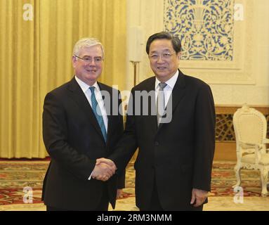 Bildnummer: 60263693 Datum: 31.07.2013 Copyright: imago/Xinhua BEIJING, 31. Juli 2013 (Xinhua) -- Yu Zhengsheng (R), Vorsitzender der Politischen Konsultativkonferenz des Nationalen Komitees des chinesischen Volkes, trifft sich mit dem irischen stellvertretenden Premierminister und Minister für Außen- und Handelsfragen Eamon Gilmore in Peking, der Hauptstadt Chinas, am 31. Juli 2013. (Xinhua/Ding Lin) (zc) CHINA-BEIJING-YU ZHENGSHENG-IRELAND-GILMORE-MEETING (CN) PUBLICATIONxNOTxINxCHN People Politik Premiere xbs x0x 2013 quer 60263693 Datum 31 07 2013 Copyright Imago XINHUA Peking Juli 31 2013 XINHUA Yu Zheng Sheng r Chai Stockfoto