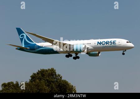 Rom, Italien. Juli 2023. Eine Norse Atlantic Airways Boeing 787-9 Dreamliner landete am Flughafen Rom Fiumicino. Norse Atlantic Airways AS ist eine norwegische Low-Cost-Langstreckenfluggesellschaft mit Hauptsitz in Arendal, Norwegen. Die Fluggesellschaft betreibt eine Flotte von Boeing 787-Flugzeugen zwischen Europa und Nordamerika. Sie wurde im Februar 2021 gegründet, startete ihre Flüge am 14. Juni 2022 und hatte im ersten Jahr mehr als 500.000 Passagiere (Foto: Fabrizio Gandolfo/SOPA Images/SIPA USA). Credit: SIPA USA/Alamy Live News Stockfoto