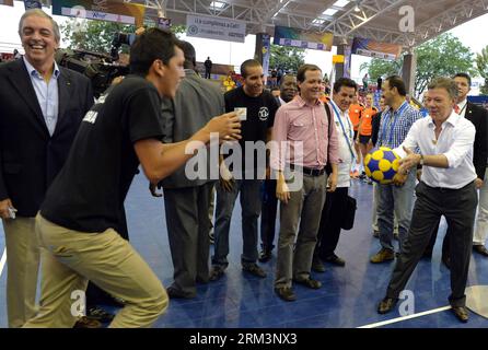 Bildnummer: 60272142  Datum: 31.07.2013  Copyright: imago/Xinhua CALI, July 31, 2013 - Image provided by Colombia s Presidency shows Colombian President Juan Manuel Santos (R) interacting with an atlhete during his visit to the IX World Games 2013, in Cali City, Colombia, on July 31, 2013. (Xinhua/Colombia s Presidency) (rh) (ah) (SP)COLOMBIA-CALI-SPORTS-SANTOS PUBLICATIONxNOTxINxCHN People Politik xns x0x 2013 quer premiumd     60272142 Date 31 07 2013 Copyright Imago XINHUA Cali July 31 2013 Image provided by Colombia S Presidency Shows Colombian President Juan Manuel Santos r interacting Wi Stock Photo