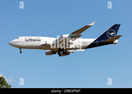 Frankfurt, Germany. 3rd June, 2023. A Lufthansa Boeing 747-400 landing at Frankfurt Rhein-Main Int'l Airport. The Boeing 747-400 is a large, long-range wide-body airliner produced by Boeing Commercial Airplanes, an advanced variant of the initial Boeing 747 (Credit Image: © Fabrizio Gandolfo/SOPA Images via ZUMA Press Wire) EDITORIAL USAGE ONLY! Not for Commercial USAGE! Stock Photo