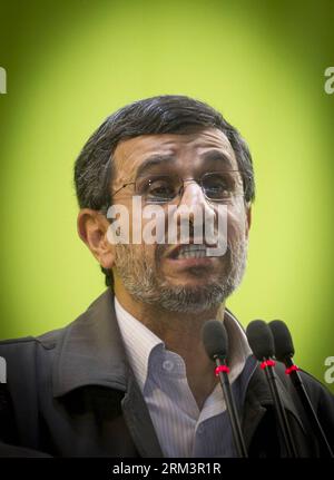 (130802) -- TEHERAN, 2. August 2013 (Xinhua) -- der iranische Präsident Mahmoud Ahmadinedschad spricht vor einer Menschenmenge, die an der Teheraner Universität am Ende der jährlichen Al-Quds-Kundgebung (Jerusalem) am 2. August 2013 in Teheran, Iran, versammelt war. Hunderttausende Iraner versammelten sich am Freitag im ganzen Land zum Al-Quds-Tag (Jerusalem) in Solidarität mit den Palästinensern und verurteilten Israels fortgesetzte Besetzung palästinensischer Länder.(XINHUA/Ahmad Halabisaz) (srb) IRAN-TEHERAN-AHMADINEDSCHAD-al-QUDS-TAG PUBLICATIONxNOTxINxCHN 130802 TEHINHUAD Mahinea, iranischer Präsident, 2. August 2013 Stockfoto