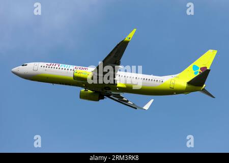 Osaka, Japan. 6th July, 2023. A Jin Air Boeing 737-800 taking off from Osaka - Kansai Airport. Jin Air is a South Korean low-cost airline. It launched its first long haul route, between Incheon and Honolulu, in December 2015. It has operated cargo services since November 2013. (Credit Image: © Fabrizio Gandolfo/SOPA Images via ZUMA Press Wire) EDITORIAL USAGE ONLY! Not for Commercial USAGE! Stock Photo