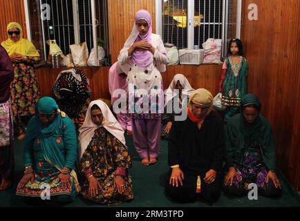 Bildnummer: 60329519  Datum: 06.08.2013  Copyright: imago/Xinhua (130806) -- SRINAGAR, Aug. 6, 2013 (Xinhua) -- Kashmiri Muslim women pray inside the shrine of a Sufi saint to mark Shab-E-Qadar, the 27th night of the holy fasting month of Ramadan, in Anantnag town, some 60 kilometers south of Srinagar, summer capital of Indian-controlled Kashmir, Aug. 6, 2013. Shab-E-Qadr is the anniversary of the night that Muslims believe the first verses of the holy book Quran were revealed to Prophet Muhammad by the angel Gabriel. (Xinhua/Javed Dar)(Xinhua/Javed Dar) KASHMIR-SRINAGAR-RAMADAN PUBLICATIONxNO Stock Photo