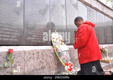 (130807) -- NAIROBI, 7. August 2013 (Xinhua) -- Eine Frau betet für die 1998 Bombenexplosionsopfer während der 15. Jährlichen Gedenkfeier im 7. August Memorial Park in Nairobi, der Hauptstadt von Kenia, 7. August 2013. Überlebende versammelten sich hier am Mittwoch, um der Opfer der Bombe von 1998 zu gedenken, als das Gebäude der amerikanischen Botschaft in Nairobi (Kenia) und dar-es-Salaam (Tansania) am 7. August 1998 von Terroristen bombardiert wurden, wobei 224 Menschen getötet und über 4.500 verletzt wurden. (Xinhua/Allan Muturi)(cxy) KENYA-NAIROBI-1998 BOMBENANSCHLAG-GEDENKEN PUBLICATIONxNOTxINxCHN Stockfoto