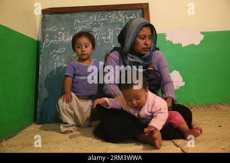 Bildnummer: 60337376  Datum: 06.08.2013  Copyright: imago/Xinhua A photo taken on Aug. 6, 2013 shows an indigenous Muslim woman with her children waiting to break her fast during the holy month of Ramadan, at Al Kauthar mosque, in San Cristobal de Las Casas, Mexico. Indigenous Tzotzil who are converted to Islam, celebrate the holy month of Ramadan, making fast from dawn to sunset in San Cristobal de Las Casas, Chiapas, where Islam was brought to Mexico in 1994 by Spanish people. Some indigenous Muslims travel to Mecca and other Arab cities to study the Koran and teach it to their community. (X Stockfoto