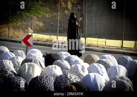 Bildnummer: 60342118  Datum: 09.08.2013  Copyright: imago/Xinhua (130809) -- TEHRAN, Aug. 9, 2013 (Xinhua) -- A woman takes photos of Iranian Muslims attending Eid al-Fitr prayers in western Tehran, Iran, Aug. 9, 2013. Muslims celebrate the Eid al-Fitr festival which marks the end of the Islamic holy month of Ramadan. (Xinhua/Ahmad Halabisaz)(zcc) IRAN-TEHRAN-EID AL-FITR PUBLICATIONxNOTxINxCHN Gesellschaft Religion Islam Moslem Muslima Frau fotografiert Gebet kurios x0x xst premiumd 2013 quer      60342118 Date 09 08 2013 Copyright Imago XINHUA  TEHRAN Aug 9 2013 XINHUA a Woman Takes Photos of Stock Photo