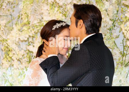 Bildnummer: 60347229  Datum: 10.08.2013  Copyright: imago/Xinhua South Korean actor Lee Byung-hun (R) kiss his wife Lee Min-jung during a news conference before their wedding in Seoul, capital of South Korea, on Aug. 10, 2013. (Xinhua/Park Jin-hee) (syq) SOUTH KOREA-SEOUL-LEE BYUNG-HUN-LEE MIN-JUNG-WEDDING PUBLICATIONxNOTxINxCHN People xcb x0x 2013 quer     60347229 Date 10 08 2013 Copyright Imago XINHUA South Korean Actor Lee Byung HUN r Kiss His wife Lee Min Young during a News Conference Before their Wedding in Seoul Capital of South Korea ON Aug 10 2013 XINHUA Park Jin Hee  South Korea Seo Stock Photo