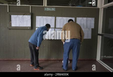 Bildnummer: 60347913  Datum: 11.08.2013  Copyright: imago/Xinhua Residents look for their voting table of the electoral registers in a school in Buenos Aires city, capital of Argentina, on Aug. 11, 2013. Three quarters of Argentina s 40 million residents are registered to cast ballots Sunday in the PASO open, simultaneous and mandatory primaries to pick candidates for the October s 27 mid-term vote in which a third of the Lower House of Congress and half of the Senate seats will be renewed, according to local press reporting. (Xinhua/Martin Zabala) (da) (py) ARGENTINA-BUENOS AIRES-PASO-ELECTIO Stock Photo