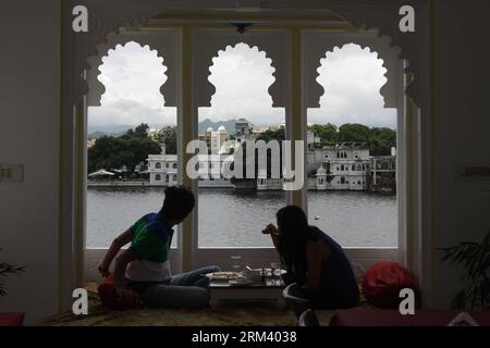 Bildnummer: 60348088  Datum: 11.08.2013  Copyright: imago/Xinhua (130811) -- RAJASTHAN, Aug. 11, 2013 (Xinhua) -- Tourists have meal at a restaurant along lake in Udaipur, India s Rajasthan, Aug. 11, 2013. Located in the south of India s Rajasthan, Udaipur was built by Udai Singh in 16th century along the Pichola Lake. Nowadays, many of the ancient palaces have been converted into luxury hotels. Being rich in lakes, Udaipur is often called the Venice of the East . Every year, its ancient buildings, arts and craft works attract many visitors from the world. (Xinhua/Zheng Huansong) INDIA-RAJASTH Stock Photo