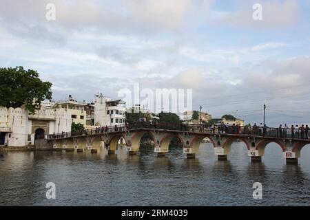 Bildnummer: 60348093  Datum: 11.08.2013  Copyright: imago/Xinhua (130811) -- RAJASTHAN, Aug. 11, 2013 (Xinhua) -- Tourists and local residents walk in Udaipur, India s Rajasthan, Aug. 11, 2013. Located in the south of India s Rajasthan, Udaipur was built by Udai Singh in 16th century along the Pichola Lake. Nowadays, many of the ancient palaces have been converted into luxury hotels. Being rich in lakes, Udaipur is often called the Venice of the East . Every year, its ancient buildings, arts and craft works attract many visitors from the world.(Xinhua/Zheng Huansong) INDIA-RAJASTHAN-UDAIPUR-TO Stock Photo