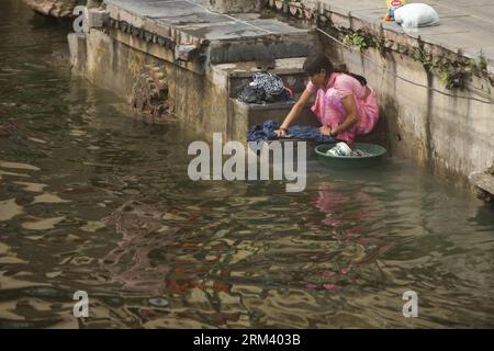 Bildnummer: 60348089 Datum: 11.08.2013 Copyright: imago/Xinhua (130811) -- RAJASTHAN, 11. August 2013 (Xinhua) -- A Woman Wasch Clothes in Udaipur, India s Rajasthan, 11. August 2013. Udaipur liegt im Süden des indischen Rajasthan und wurde von Udai Singh im 16. Jahrhundert entlang des Pichola Lake gebaut. Heutzutage wurden viele der alten Paläste in Luxushotels umgewandelt. Udaipur ist reich an Seen und wird oft als Venedig des Ostens bezeichnet. Jedes Jahr locken die alten Gebäude, Kunstwerke und Handwerksarbeiten viele Besucher aus der ganzen Welt an. (Xinhua/Zheng Huansong) INDIEN-RAJASTHAN-UDAIPUR-TOURISMUS ÖFFENTLICHKEIT Stockfoto