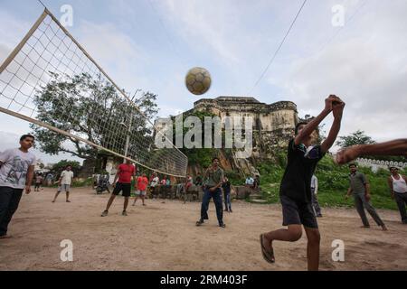 Bildnummer: 60348095  Datum: 11.08.2013  Copyright: imago/Xinhua (130811) -- RAJASTHAN, Aug. 11, 2013 (Xinhua) -- Local residents play vollyball at a neighborhood in Udaipur, India s Rajasthan, Aug. 11, 2013. Located in the south of India s Rajasthan, Udaipur was built by Udai Singh in 16th century along the Pichola Lake. Nowadays, many of the ancient palaces have been converted into luxury hotels. Being rich in lakes, Udaipur is often called the Venice of the East . Every year, its ancient buildings, arts and craft works attract many visitors from the world. (Xinhua/Zheng Huansong) INDIA-RAJA Stock Photo