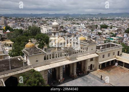 Bildnummer: 60348098  Datum: 11.08.2013  Copyright: imago/Xinhua (130811) -- RAJASTHAN, Aug. 11, 2013 (Xinhua) -- Photo taken on Aug. 11, 2013 shows the view in Udaipur, India s Rajasthan. Located in the south of India s Rajasthan, Udaipur was built by Udai Singh in 16th century along the Pichola Lake. Nowadays, many of the ancient palaces have been converted into luxury hotels. Being rich in lakes, Udaipur is often called the Venice of the East . Every year, its ancient buildings, arts and craft works attract many visitors from the world. (Xinhua/Zheng Huansong) INDIA-RAJASTHAN-UDAIPUR-TOURIS Stock Photo