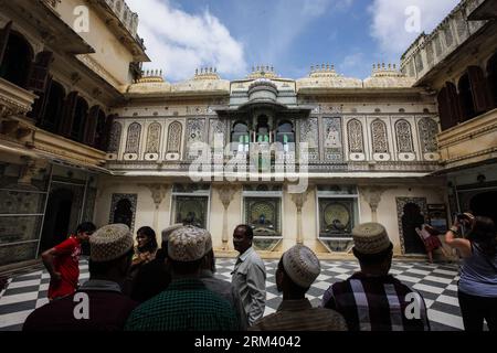 Bildnummer: 60348097  Datum: 11.08.2013  Copyright: imago/Xinhua (130811) -- RAJASTHAN, Aug. 11, 2013 (Xinhua) -- Tourists visit in City Palace in Udaipur, India s Rajasthan, Aug. 11, 2013. Located in the south of India s Rajasthan, Udaipur was built by Udai Singh in 16th century along the Pichola Lake. Nowadays, many of the ancient palaces have been converted into luxury hotels. Being rich in lakes, Udaipur is often called the Venice of the East . Every year, its ancient buildings, arts and craft works attract many visitors from the world. (Xinhua/Zheng Huansong) INDIA-RAJASTHAN-UDAIPUR-TOURI Stock Photo