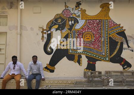 Bildnummer: 60348094  Datum: 11.08.2013  Copyright: imago/Xinhua (130811) -- RAJASTHAN, Aug. 11, 2013 (Xinhua) -- Tourists have rests in front of a wall with painting in Udaipur, India s Rajasthan, Aug. 11, 2013. Located in the south of India s Rajasthan, Udaipur was built by Udai Singh in 16th century along the Pichola Lake. Nowadays, many of the ancient palaces have been converted into luxury hotels. Being rich in lakes, Udaipur is often called the Venice of the East . Every year, its ancient buildings, arts and craft works attract many visitors from the world. (Xinhua/Zheng Huansong) INDIA- Stock Photo