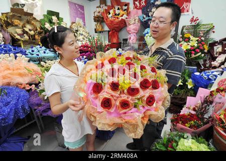 Bildnummer: 60348779 Datum: 12.08.2013 Copyright: imago/Xinhua (130812) -- YINCHUAN, 12. August 2013 (Xinhua) -- Ein Mann wählt Blumen aus, die er seiner Frau vor dem Qixi-Festival, dem chinesischen Valentinstag, in Yinchuan, der Hauptstadt der nordwestchinesischen Autonomen Region Ningxia Hui, am 12. August 2013, schenken möchte. Das Qixi Festival, das dieses Jahr am 13. August stattfindet, stammt aus einer Volksgeschichte über eine Märche namens Zhinu, die einen Sterblichen namens Niulang heiratet. Die Heirat soll die Göttin des Himmels verärgert haben, die die Milchstraße geschaffen hat, um sie zu trennen. Angeblich sind die Liebenden zu einer Single vereint Stockfoto