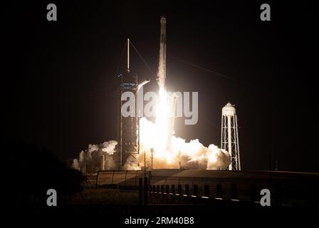 Cape Canaveral, Florida, USA. 26. August 2023. Die SpaceX Falcon 9-Rakete mit der Crew Dragon-Kapsel springt vom Launch Complex 39A im Kennedy Space Center ab. Crew-7-Mitglieder: NASA-Astronaut Jasmin Moghbeli, ESA-Astronaut Andreas Mogensen, JAXA-Astronaut Satoshi Furukawa und Roscosmos-Kosmonaut Konstantin Borisov reisten zu einer Rotation auf der Internationalen Raumstation ab. (Bild: © Joel Kowsky/NASA/ZUMA Press Wire) NUR REDAKTIONELLE VERWENDUNG! Nicht für kommerzielle ZWECKE! Quelle: ZUMA Press, Inc./Alamy Live News Stockfoto