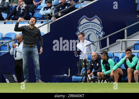 Cardiff, Großbritannien. 26. August 2023. Erol Bulut, die Managerin von Cardiff City, reagiert auf die Touchline. EFL Skybet Championship Match, Cardiff City gegen Sheffield Mittwoch im Cardiff City Stadium in Cardiff, Wales am Samstag, den 26. August 2023. Dieses Bild darf nur zu redaktionellen Zwecken verwendet werden. Nur redaktionelle Verwendung, Bild von Andrew Orchard/Andrew Orchard Sports Photography/Alamy Live News Credit: Andrew Orchard Sports Photography/Alamy Live News Stockfoto