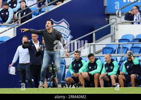 Cardiff, Großbritannien. 26. August 2023. Erol Bulut, die Managerin von Cardiff City, reagiert auf die Touchline. EFL Skybet Championship Match, Cardiff City gegen Sheffield Mittwoch im Cardiff City Stadium in Cardiff, Wales am Samstag, den 26. August 2023. Dieses Bild darf nur zu redaktionellen Zwecken verwendet werden. Nur redaktionelle Verwendung, Bild von Andrew Orchard/Andrew Orchard Sports Photography/Alamy Live News Credit: Andrew Orchard Sports Photography/Alamy Live News Stockfoto