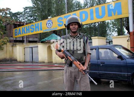 Bildnummer: 60357636  Datum: 14.08.2013  Copyright: imago/Xinhua (130814) -- SRINAGAR, Aug. 14, 2013 (Xinhua) -- An Indian paramilitary soldier stands guard outside the Bakhshi stadium, the main venue for Independence Day celebration, in Srinagar, summer capital of Indian-controlled Kashmir, Aug. 14, 2013. Indian police and paramilitary troopers stationed in restive Indian-controlled Kashmir beefed up security and sounded an alert Wednesday, a day ahead of India s Independence Day, officials said. (Xinhua/Javed Dar) KASHMIR-SRINAGAR-SECURITY PUBLICATIONxNOTxINxCHN Gesellschaft Militär Bomben S Stockfoto