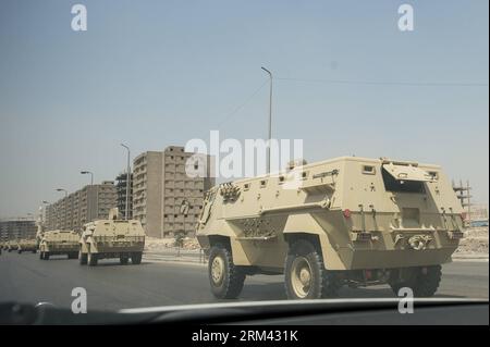 Bildnummer: 60363381 Datum: 16.08.2013 Copyright: imago/Xinhua (130816) --CAIRO, 16. Aug. 2013 (Xinhua) -- ägyptische Militärgepanzerte fahren auf der Straße in Kairo, Ägypten, 16. Aug. 2013. Die Muslimbrüder forderten einen landesweiten millionenmarsch am Freitag nach dem Mittagsgebet, um ihren Zorn über ein Sicherheitsgefecht gegen Islamisten zum Ausdruck zu bringen, bei dem Hunderte getötet wurden. (Xinhua/Li Muzi)(rh) EGYPT-CAIRO- UNREST PUBLICATIONxNOTxINxCHN Gesellschaft Unruh Konflikt Tumult Militär Panzerwagen Premiere x0x xkg 2013 quer 60363381 Datum 16 08 2013 Copyright Imago XINHUA Kairo 16. August 2013 XI Stockfoto