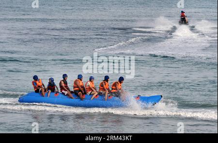 Bildnummer: 60366382 Datum: 17.08.2013 Copyright: imago/Xinhua Touristen amüsieren sich auf dem Meer im Penghu County, Südostchinas Taiwan, 17. August 2013. Penghu, mit einer Küste von etwa 300 km und 64 großen oder kleinen Inseln westlich der Taiwan-Insel, in der Taiwan-Straße, ist bekannt für seine reichen touristischen Ressourcen, einschließlich schöner Szenen, kultureller Relikte und Einrichtungen und wirtschaftlicher Ressourcen. (Xinhua/Tao Ming) (hdt) CHINA-PENGHU-LANDSCHAFT-TOURISMUS (CN) PUBLICATIONxNOTxINxCHN Wirtschaft Tourismus x0x xdd 2013 quer 60366382 Datum 17 08 2013 Copyright Imago XINHUA Touristen Amu Stockfoto