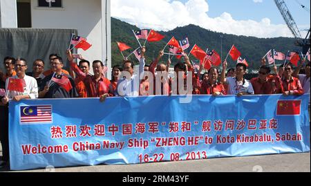 Bildnummer: 60366909  Datum: 18.08.2013  Copyright: imago/Xinhua (130818) -- KOTA KINABALU, Aug. 18, 2013 (Xinhua) -- Local Chinese delegates welcome The Chinese Navy s training vessel in Kota Kinabalu, Malaysia, Aug. 18, 2013. The Chinese Navy s training vessel Zhenghe arrived at Malaysia s Borneo state of Sabah on Sunday, starting a five-day goodwill visit to the country. (Xinhua/Lin Hao) MALAYSIA-KOTA KINABALU-CHINESE NAVY-VISIT PUBLICATIONxNOTxINxCHN xns x0x 2013 quer      60366909 Date 18 08 2013 Copyright Imago XINHUA  Kota Kinabalu Aug 18 2013 XINHUA Local Chinese Delegates Welcome The Stock Photo