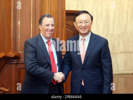 Bildnummer: 60369651  Datum: 19.08.2013  Copyright: imago/Xinhua (130819) -- BEIJING, Aug. 19, 2013 (Xinhua) -- Chinese State Councilor Yang Jiechi (R) shakes hands with Mexican Secretary of Foreign Relations Jose Antonio Meade in Beijing, capital of China, Aug. 19, 2013. Yang on Monday met with a delegation led by three Mexican ministers, including Meade, Secretary of Communications and Transportation Gerardo Ruiz Esparza and Secretary of Tourism Claudia Ruiz Massieu Salinas. (Xinhua/Yao Dawei) (ry) CHINA-BEIJING-YANG JIECHI-MEXICAN MINISTERS-MEETING (CN) PUBLICATIONxNOTxINxCHN People Politik Stock Photo