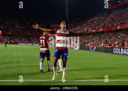 Granada, Spanien. 26. August 2023. Myrto Uzuni von Granada CF feiert sein Tor beim Ligaspiel zwischen Granada CF und RCD Mallorca im Nuevo Los Carmenes Stadium am 26. August 2023 in Granada, Spanien. (Foto: José M. Baldomero/Pacific Press) Credit: Pacific Press Media Production Corp./Alamy Live News Stockfoto