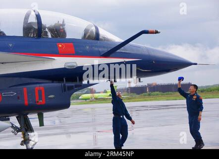 Bildnummer: 60380149 Datum: 20.08.2013 Copyright: imago/Xinhua Air Crew unterhält am 20. August 2013 einen J-10 Jet Fighter in Russland. Das Bayi Aerobatic Team der Luftwaffe der Chinesischen Volksbefreiungsarmee (PLA) kam am Dienstag am Flughafen Ramenskoye in Moskau an, um seine erste Übersee-Airshow mit J-10-Jets auf der 11. Moskauer Airshow zwischen dem 27. August und dem 1. September zu veranstalten. (Xinhua/Shen Jinke) Wartungspersonal des 1. August Aerobatics Teams der chinesischen Volksbefreiungsarmee (PLA) Air Force arbeitet am 20. August 2013 an einem Flughafen in Russland. Das Team von sieben J-10-Kämpfern kam an Stockfoto