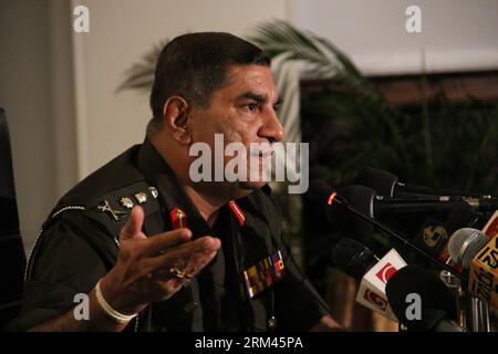 Bildnummer: 60379509 Datum: 21.08.2013 Copyright: imago/Xinhua (130821) -- COLOMBO, 21. Aug. 2013 (Xinhua) -- Sri Lankas Chief of Defence Staff, General Jagath Jayasuriya, spricht vor dem Treffen der Regierungschefs des Commonwealth im November 2013 in Colombo, der Hauptstadt Sri Lankas, mit den Medien über Sicherheitsbedenken. Jayasuriya sagte, die Geheimdienste seien in Alarmbereitschaft, um Versuche zu verhindern, das Land vor dem Treffen zu diskreditieren. (Xinhua/Pushpika Karunaratne) (syq) SRI LANKA-COLOMBO-MEETING-SECURITY PUBLICATIONxNOTxINxCHN People Politik Militär PK x0x xmb 2013 quer 60379509 Stockfoto