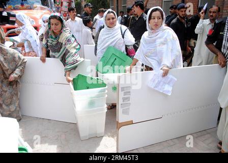 Bildnummer: 60379797 Datum: 21.08.2013 Copyright: imago/Xinhua (130821) -- PESHAWAR, 21. Aug. 2013 (Xinhua) -- pakistanische Wahlhelfer tragen vor den Nachwahlen im nordwestlichen pakistanischen Peshawar am 21. Aug. 2013 Stimmzettel im Verteilungszentrum. Die pakistanische Wahlkommission hat den Zeitplan für die Nachwahlen für 41 Wahlkreise, darunter 25 Provinzversammlungen und 16 Sitze der Nationalversammlung, fertiggestellt. Die Abstimmung findet am 22. August statt. (Xinhua/Umar Qayyum) PAKISTAN-PESHAWAR-NACH-WAHLEN-VORBEREITUNG PUBLICATIONxNOTxINxCHN Politik Wahlen nachwa Stockfoto