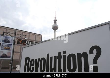 Bildnummer: 60380283 Datum: 21.08.2013 Copyright: imago/Xinhua (130821) -- BERLIN, 21. August 2013 (Xinhua) -- Ein Plakat der Linkspartei ist am 21. August 2013 in der Nähe des Alexanderplatzes in Berlin zu sehen. Die kommenden Bundes- und Parlamentswahlen in Deutschland werden am 22. September stattfinden. (Xinhua/Zhang Fan) DEUTSCHLAND-BERLIN-POLITIK-WAHL PUBLICATIONxNOTxINxCHN Politik Wahl Bundestagswahl Wahlplakat Plakat kurios Aufmacher Uraufführung Schriftzug die Linke Revolution xas x0x 2013 quer 60380283 Datum 21 08 2013 Copyright Imago XINHUA Berlin 21 Aug 2013 XINHUA ein Plakat der Linken Stockfoto