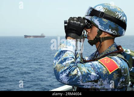 Bildnummer: 60380611  Datum: 21.08.2013  Copyright: imago/Xinhua A soldier observes the situation on the sea at the dock landing ship Jing Gangshan of the 15th Escort Taskforce of the Chinese Navy in the Gulf of Aden, Aug. 21, 2013. The 14th and the 15th Escort Taskforce of the Chinese Navy escort 3 vessels which are from Hong Kong, Singapore and Somalia and sail through the Gulf of Aden. This is the first implementation of the joint convoy mission of the 14th and the 15th Escort Taskforce of the Chinese Navy. (Xinhua/Xu Miaobo) (zhf) GULF OF ADEN-CHINA-NAVY-JOINT MISSION PUBLICATIONxNOTxINxCH Stock Photo