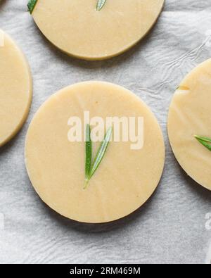 Draufsicht auf ausgeschnittenen rohen Rosmarin-Zucker-Keksenteig, Rosmarin-Keksenteig, der gerade gebacken wird, Prozess der Herstellung von Rosmarin-Zucker-Keksen Stockfoto