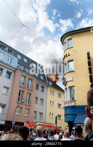 köln, deutschland august 26 2023: Polizei, Feuerwehr und Zuschauer bei einem Dachfachwerkbrand im kölner Stadtteil lindenthal Stockfoto